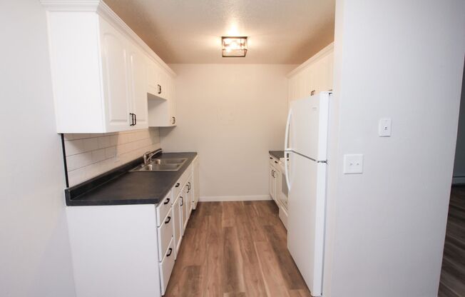 2 beds, 1 bath, 832 sqft, $875, Unit 2009 E Nye St - Unit 10