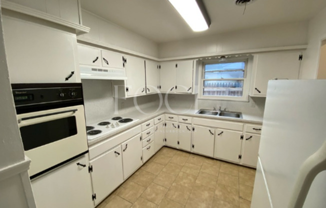 3 beds, 2 baths, $1,300