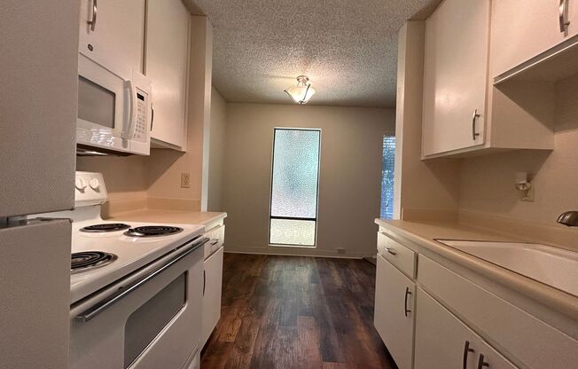 1 bed, 1 bath, $1,600, Unit 11