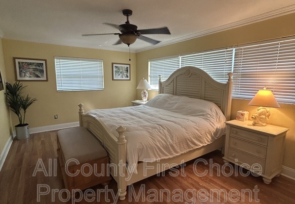 301 PALM DR