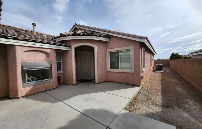 Single story home with courtyard and casita