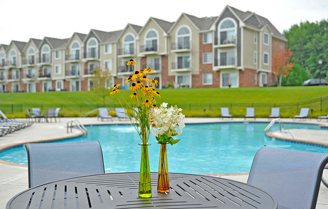 Swimming Pool With Sundeck at LakePointe Apartments, Ohio