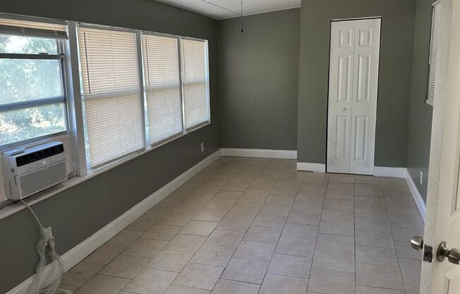 Move-In Ready 4 bedrooms 2 bathrooms property in Sarasota!