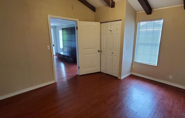 2 beds, 1 bath, 998 sqft, $950