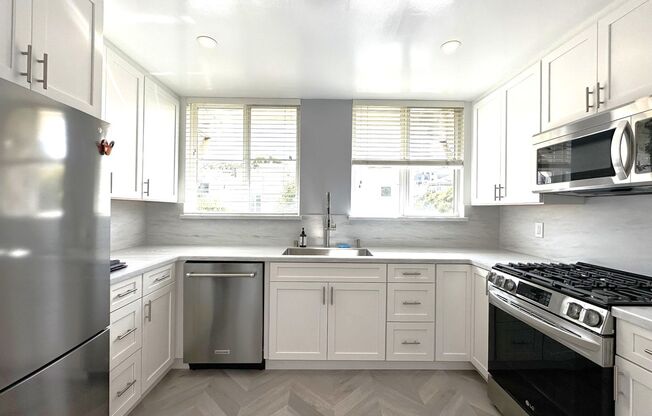 EPIC REA: Bright 1bd/1ba Condo with Washer/Dryer in unit and Parking!