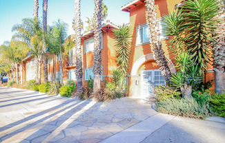 A Fantastic 1 Bedroom 1 Bath Condo with shared Garage in Santa Clara!