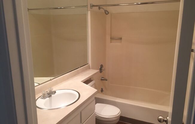 1 bed, 1 bath, 834 sqft, $1,475, Unit 902