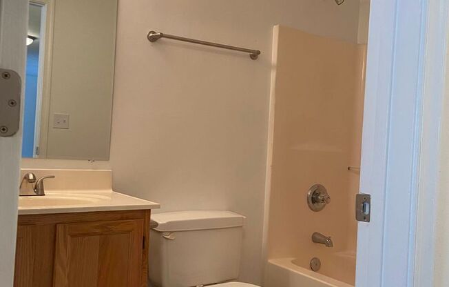 2 beds, 1 bath, 880 sqft, $1,274, Unit 405E