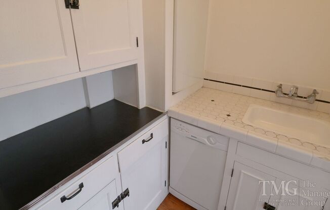 Studio, 1 bath, $995