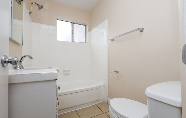 Silverwood Apartments (538,550,562)