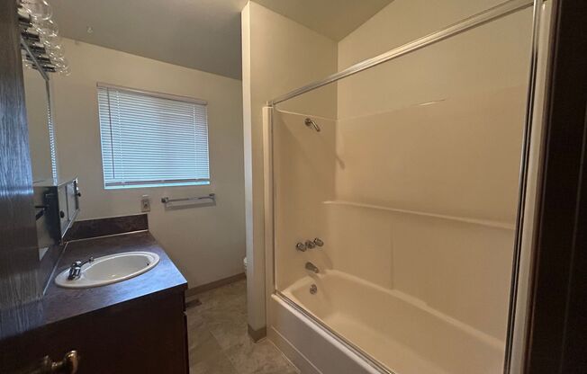 2 beds, 1 bath, $1,600, Unit Unit EE