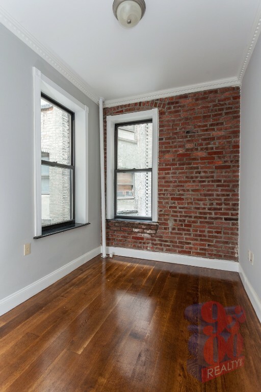 309 E 8 ST