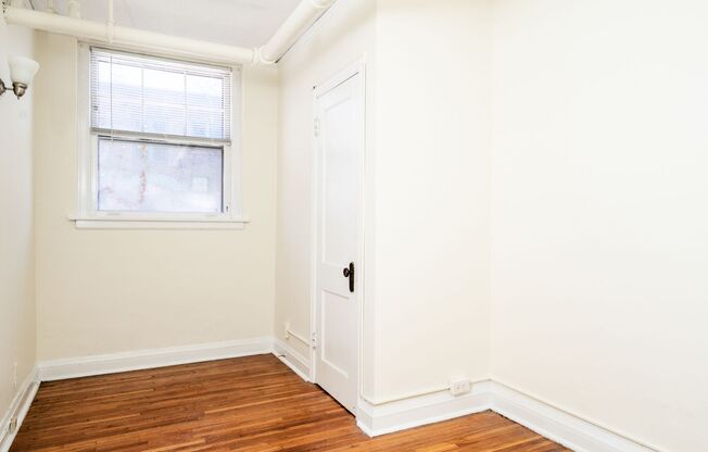 2 beds, 1 bath, 800 sqft, $1,275, Unit 10-B2