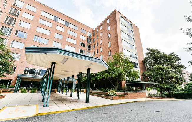 Spacious 2 Bedroom, 2 bath condo. Enjoy beautiful and breathtaking views of the Cathedral from the roof deck!  Utilities and parking included in rent!