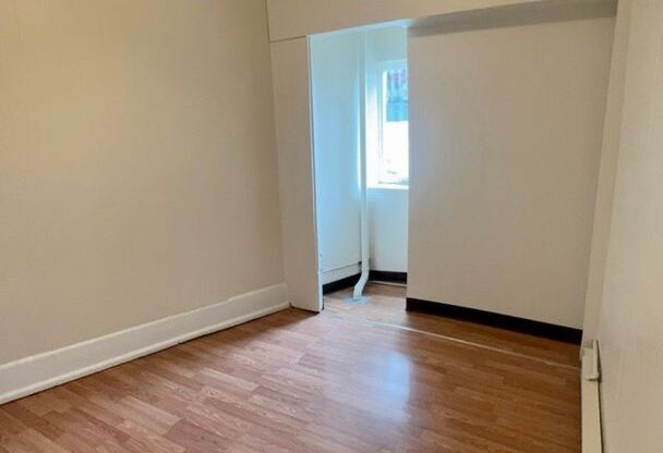 1 bed, 1 bath, 1,000 sqft, $550