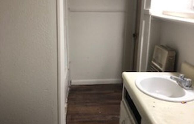 3 beds, 1 bath, $600