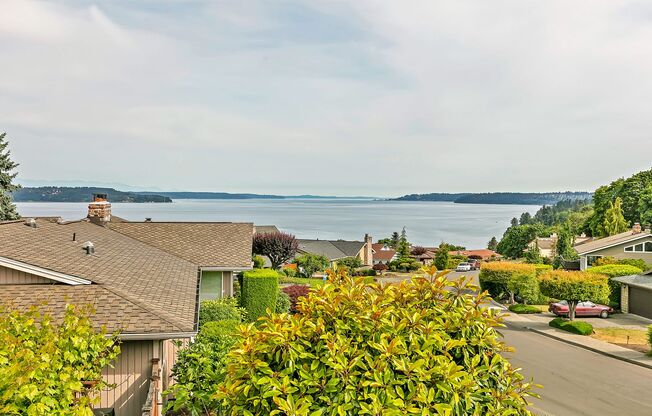 4 bedroom home in Federal Way with breathtaking views!