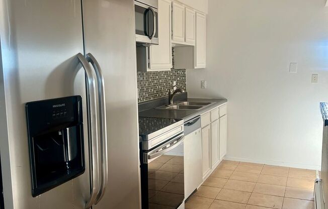 1 bed Condo Available in SouthWest Denver! Top Floor!