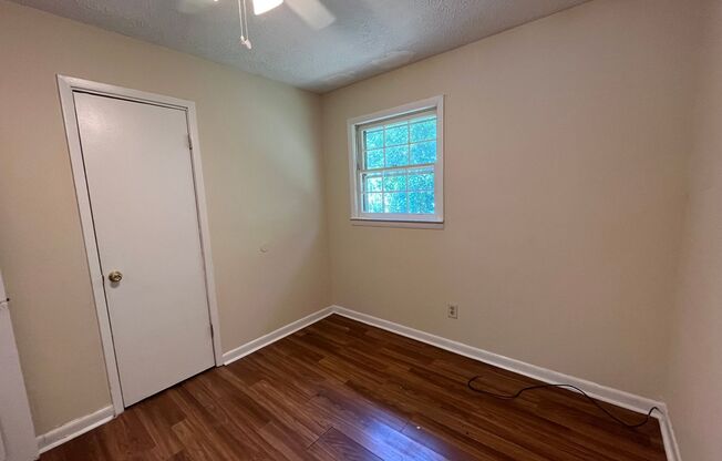 3 beds, 1 bath, $1,100, Unit Apt B