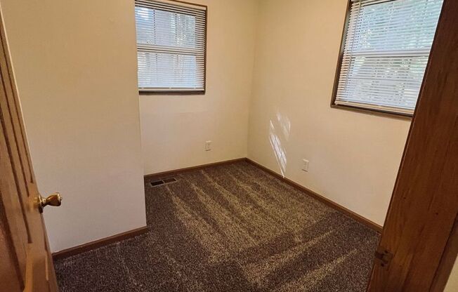 2 beds, 1 bath, $1,100