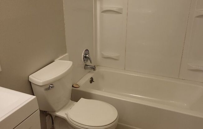 1 bed, 1 bath, 576 sqft, $1,195, Unit 12