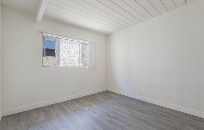 (Ellie:B) 4135 Laurel Canyon Blvd