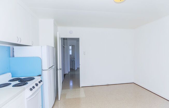 Waiola - upstairs 1 bedroom with 1 parking - window air conditioner in bedroom..