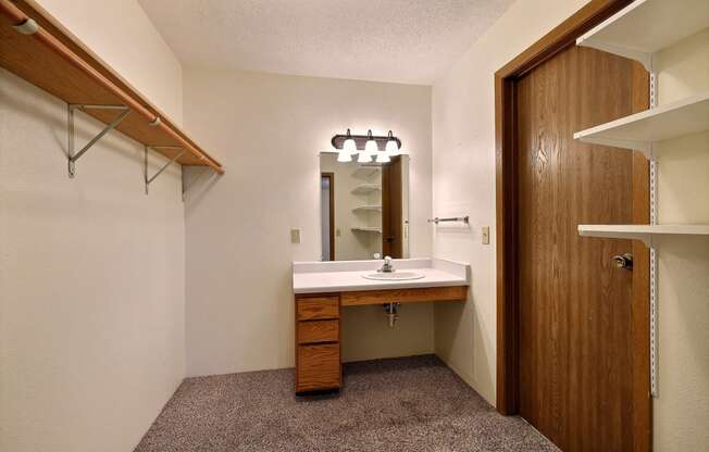 Prairiewood Meadows Apartments | 2 Bdrm - Mstr Bdrm Closet