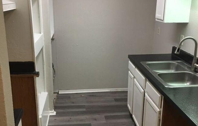 1 bed, 1 bath, $1,000, Unit L 1213