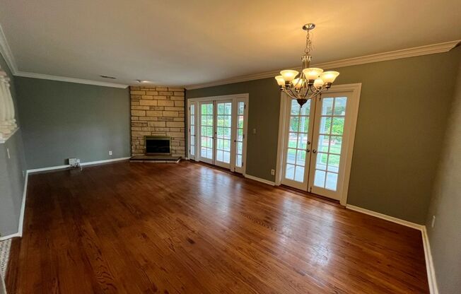 MOVE-IN READY 4+2 w/en-suite + great backyard!