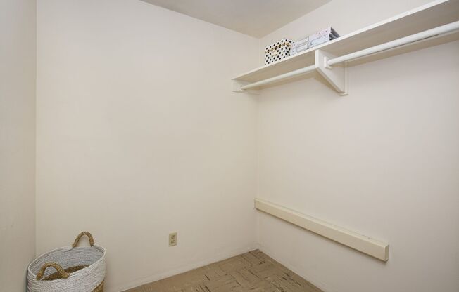 Studio, 1 bath, 423 sqft, $1,575, Unit 704
