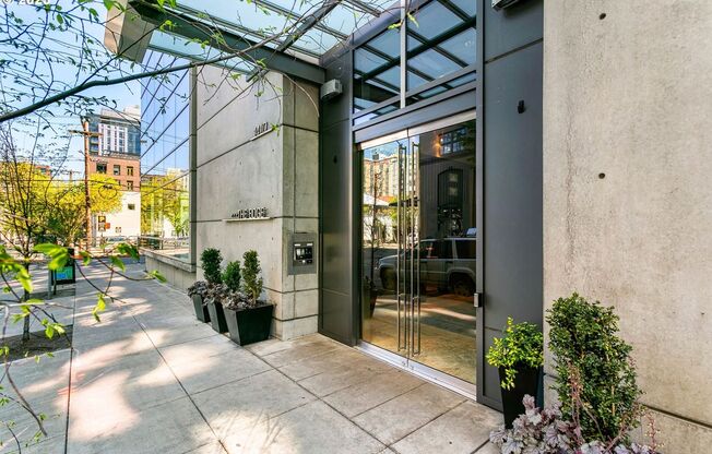 Modern Pearl District Condo with City Views, Open Layout & Modern Kitchen