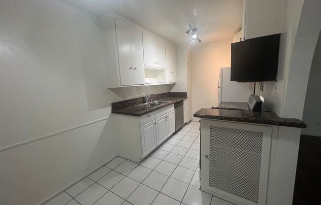 1 bed, 1 bath, 725 sqft, $2,299, Unit 01 04