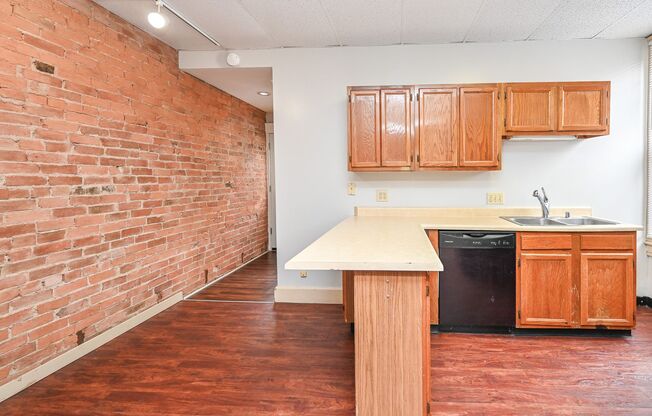 2 beds, 1 bath, $1,495, Unit 32 2