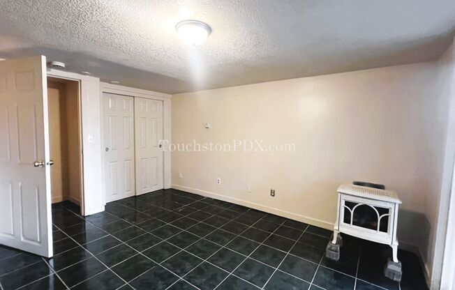 3 beds, 1 bath, $2,195, Unit # #B