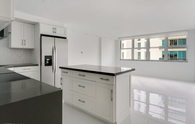 Maison Grande – 6039 Collins Ave