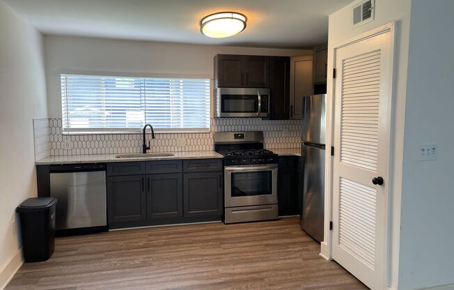 2 beds, 1 bath, 700 sqft, $1,750, Unit 222-14