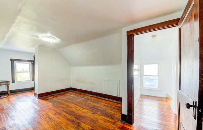 3 beds, 1 bath, $1,500, Unit Apt 2 (top)