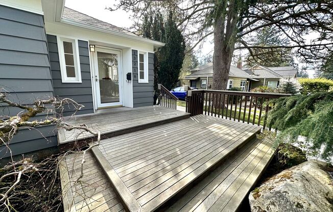 Darling Bungalow in the heart of Broadview!!!!