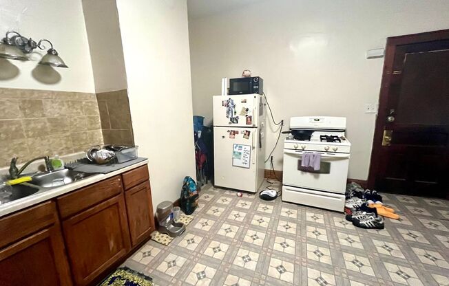 2 beds, 1 bath, $1,045, Unit 605