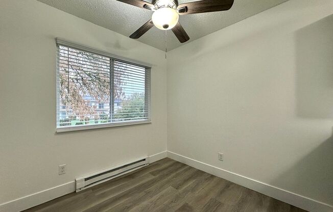3 beds, 1 bath, 800 sqft, $1,595, Unit 21