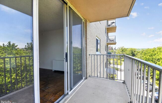 Updated One Bedroom W/Amenities GALORE & All Energy Utilities Included!