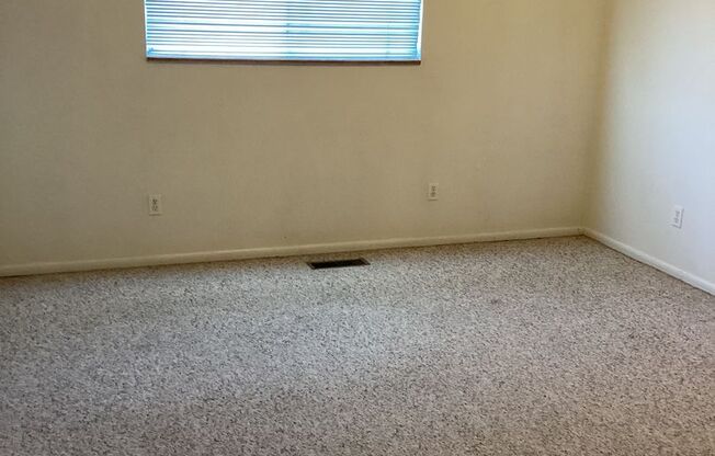 2 beds, 1 bath, $700, Unit 13