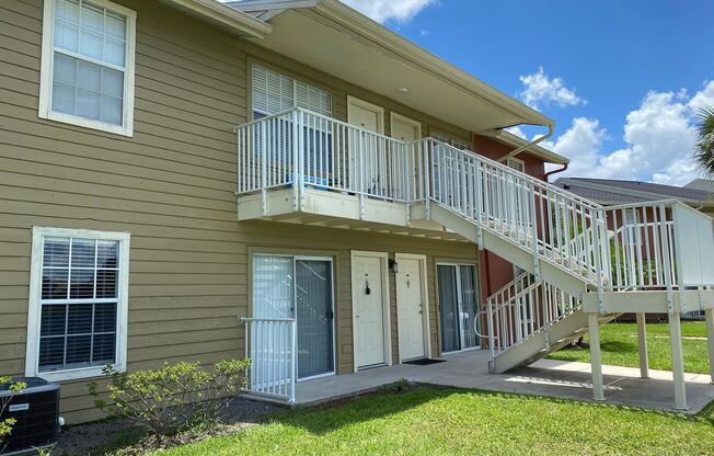 1/1 in the Heart of Brandon with a lake view!