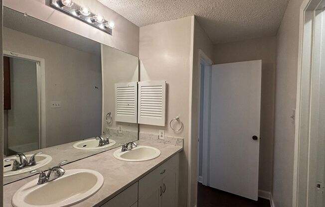 2 beds, 1 bath, 977 sqft, $1,350, Unit Unit B