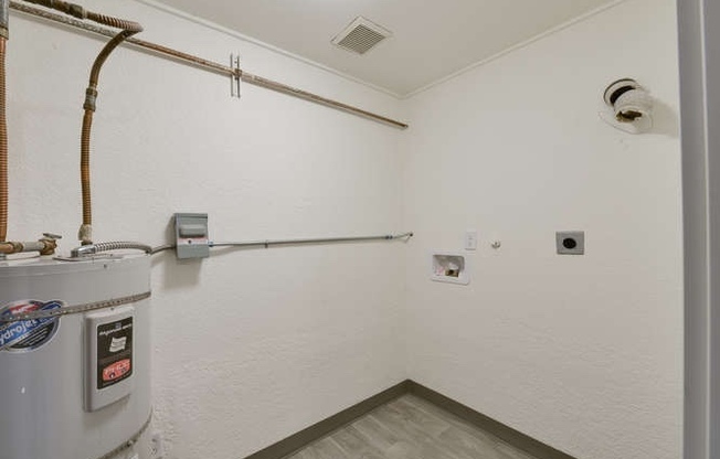 2 beds, 1 bath, 1,176 sqft, $1,795, Unit Lower Unit