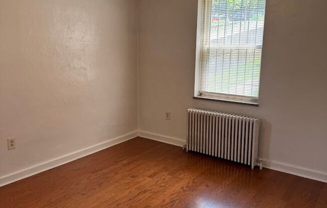 3 beds, 1 bath, $1,675, Unit 102A