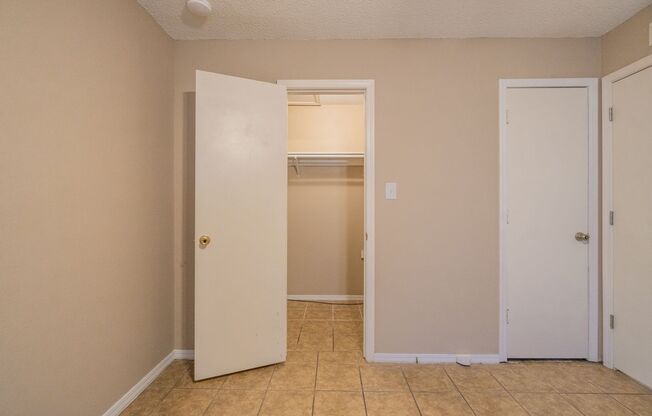 2 beds, 1 bath, $800, Unit # B