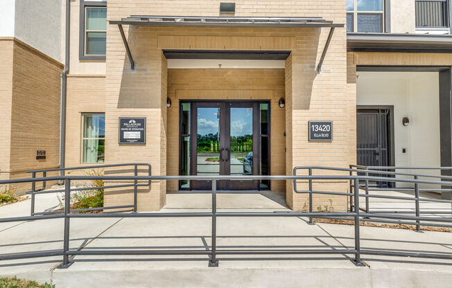 Palladium Houston Ella