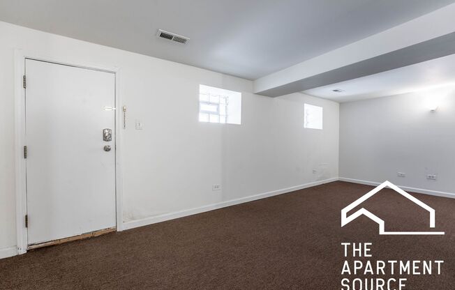 HUGE 4BR/2BA Duplex Close to Blue Line